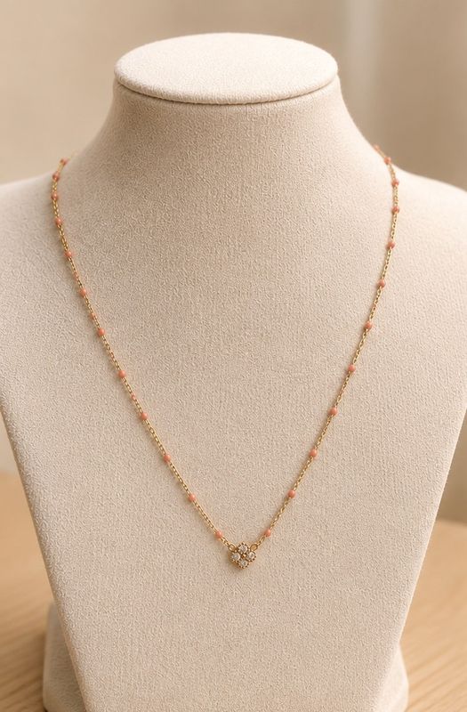 Collier fin à perles roses et pendentif fleur doré
