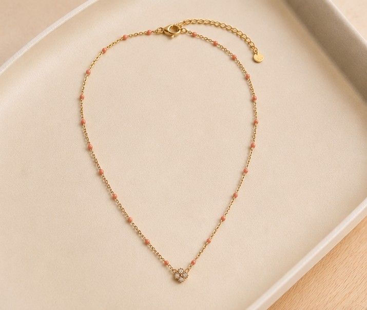 Collier fin à perles roses et pendentif fleur doré