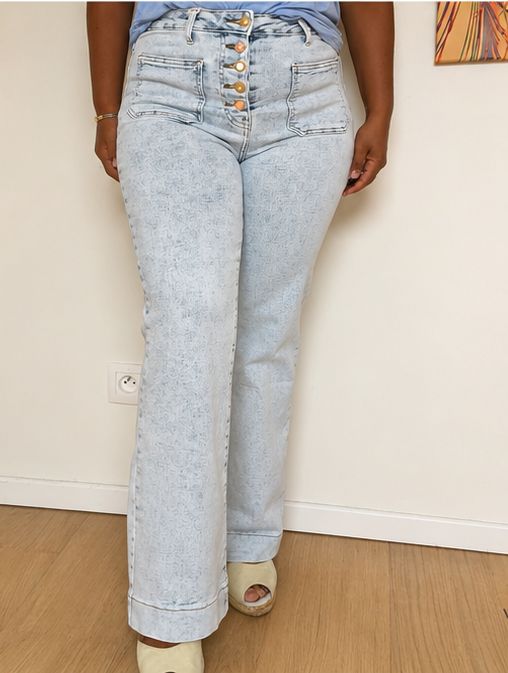 MISS BON – Jean stretch bleu clair à boutons colorés