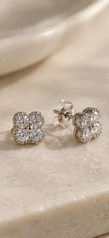 Boucles d’oreilles Mila – Argentées, trèfle en strass