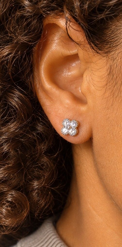 Boucles d’oreilles Mila – Argentées, trèfle en strass