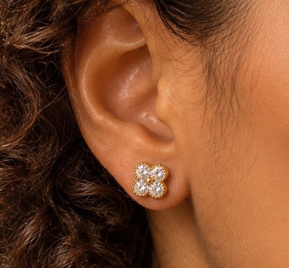 Boucles d’oreilles Mila – Doré, trèfle en strass