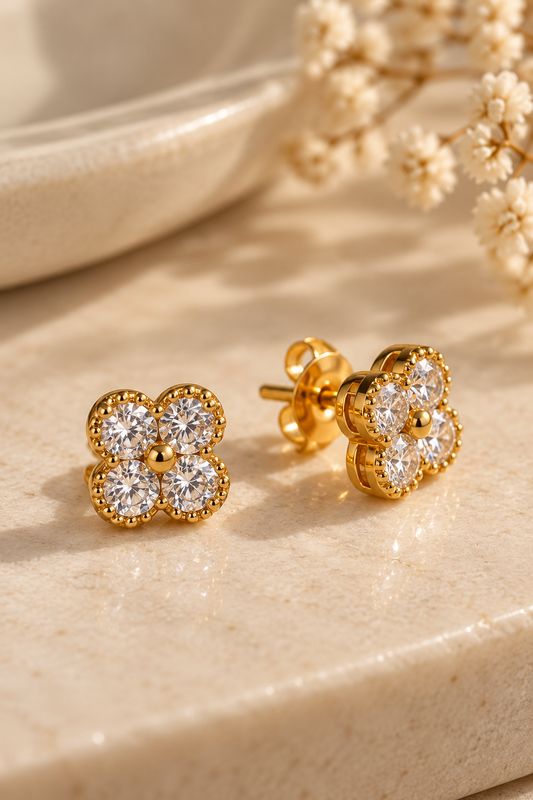 Boucles d’oreilles Mila – Doré, trèfle en strass