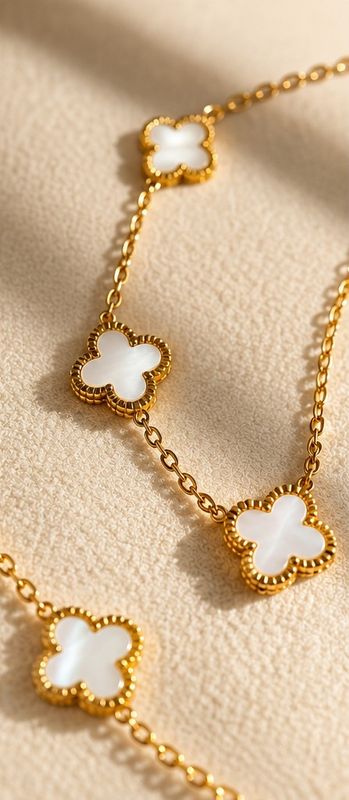 Collier Anna – Doré avec 5 trèfles nacrés