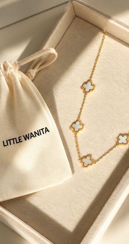 Collier Anna – Doré avec 5 trèfles nacrés