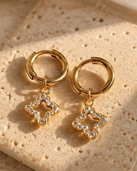Boucles d’oreilles Inaya dorées – Fleur sertie