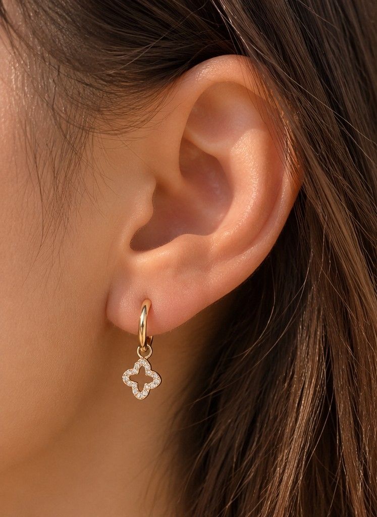 Boucles d’oreilles Inaya dorées – Fleur sertie