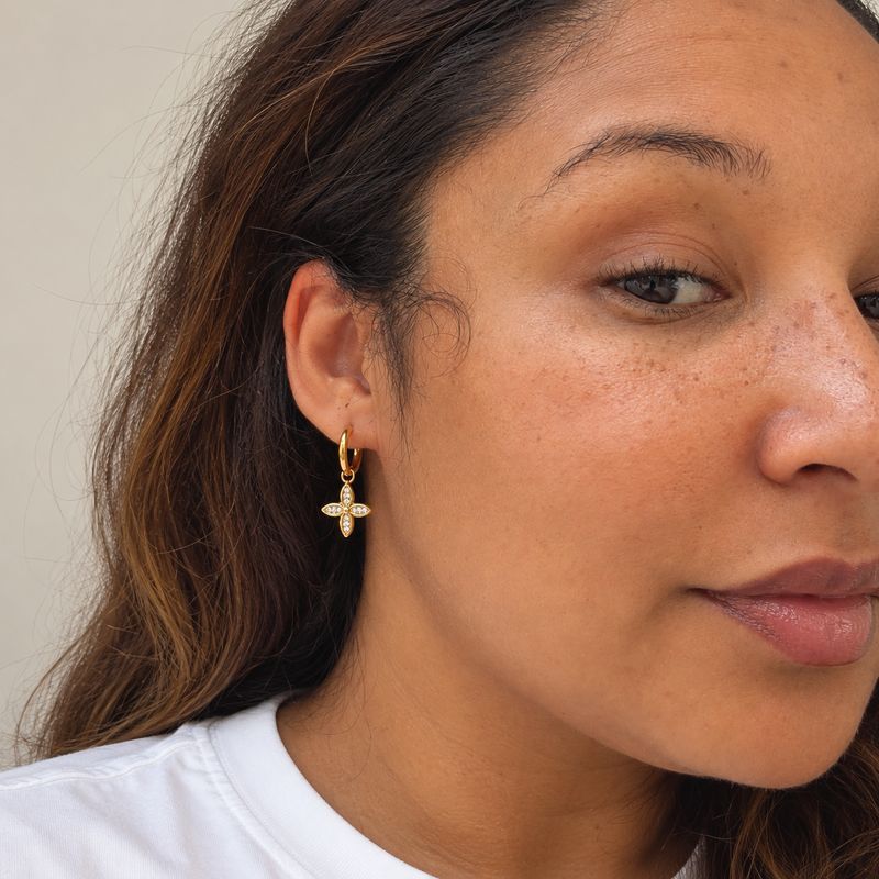 Boucles d’oreilles Yara dorées – Fleur sertie