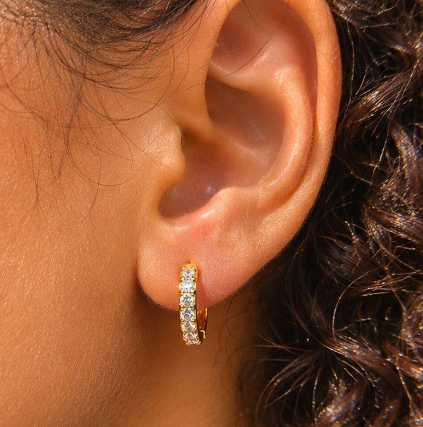 Boucles d’oreilles Sanaa dorées – Créoles serties