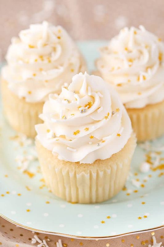 12 Vanilla Cupcakes