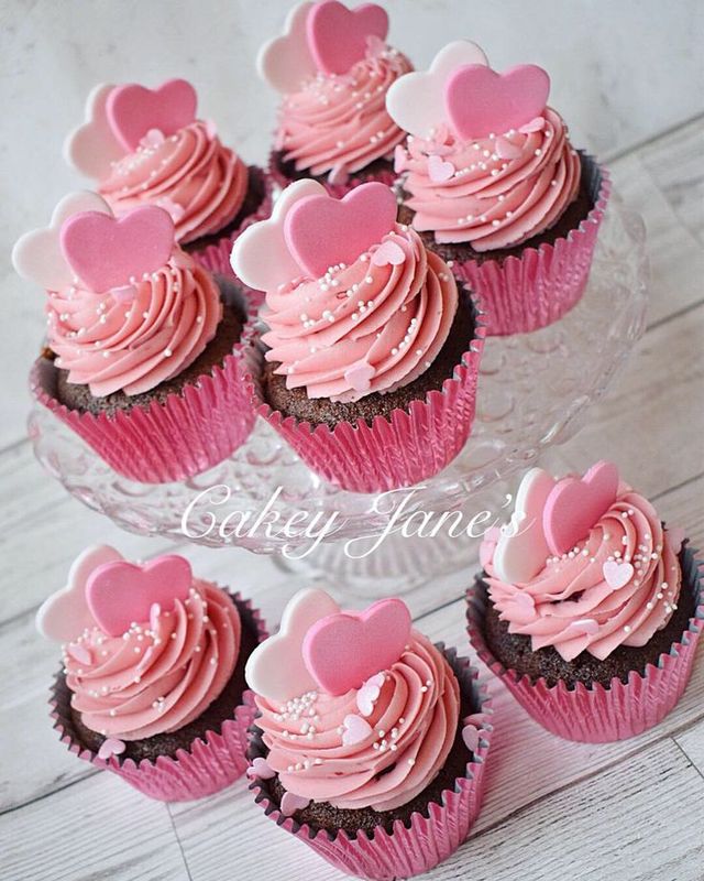 6 Valentines Heart Cupcakes