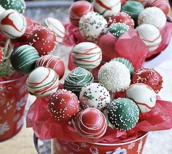 12 Christmas Cake Pops