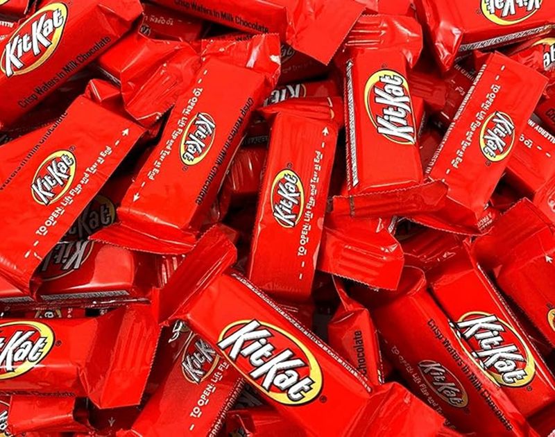 KITKAT MINIATURES BOLSA DE 50 WAFFERS, Barras de chocolate – Paquete de dulces de 50 Unidades – Deliciosas y crujientes a granel para adultos y niños – Paquete de fiesta de caramelos de chocolate