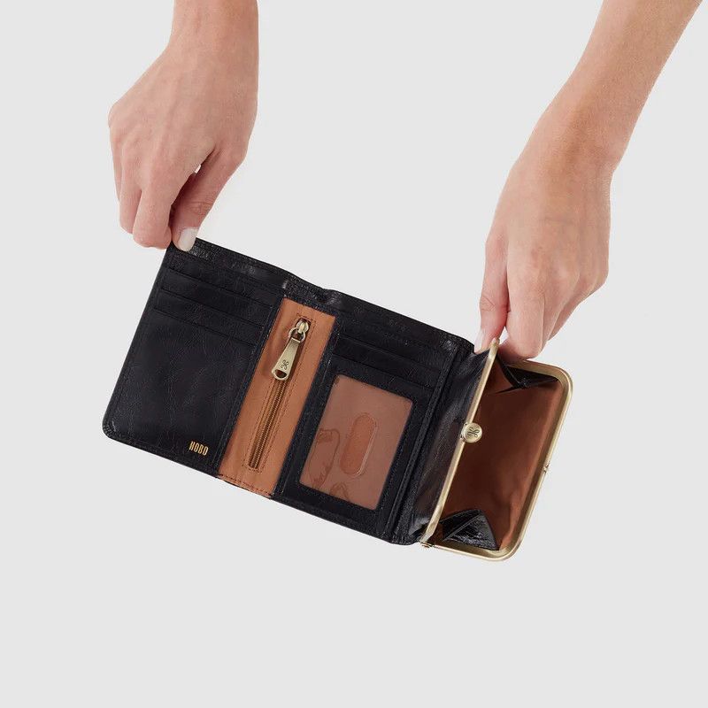 Robin Compact Wallet In Polished Leather