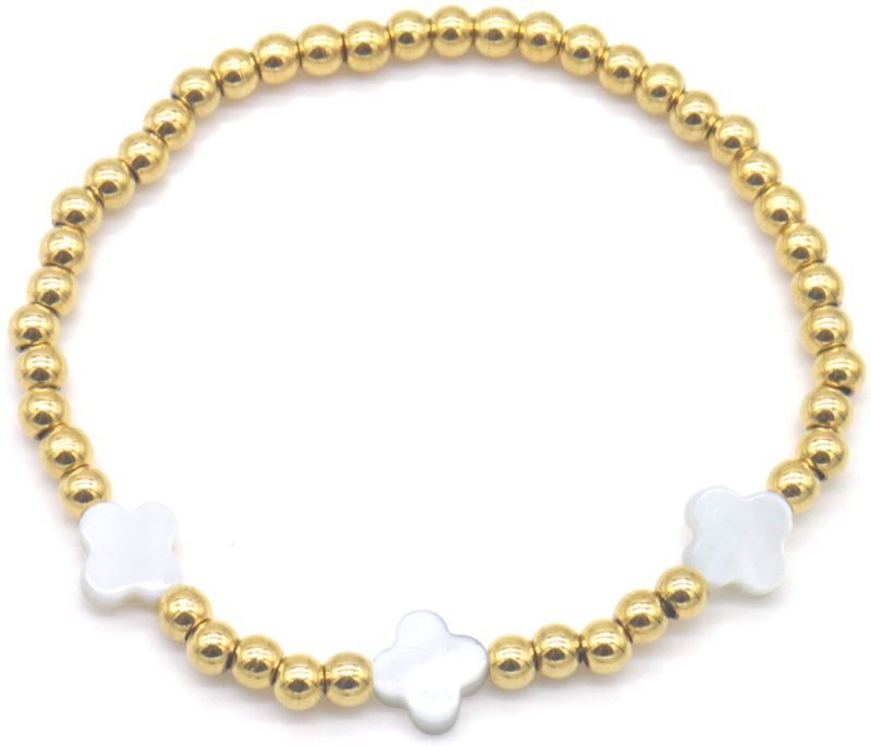 goud armbandje met witte klavertjes
