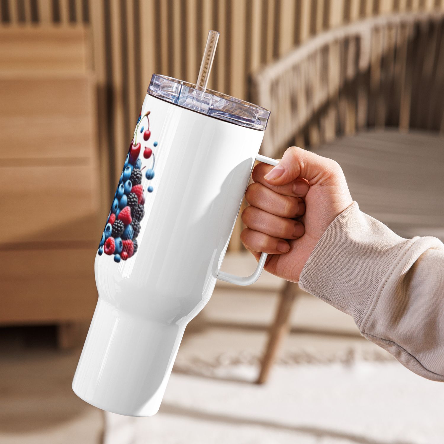 Travel mug with a handle