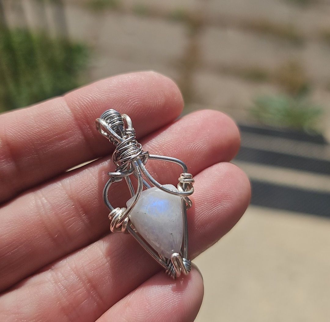 Pendentif moonstone féminin sacrée