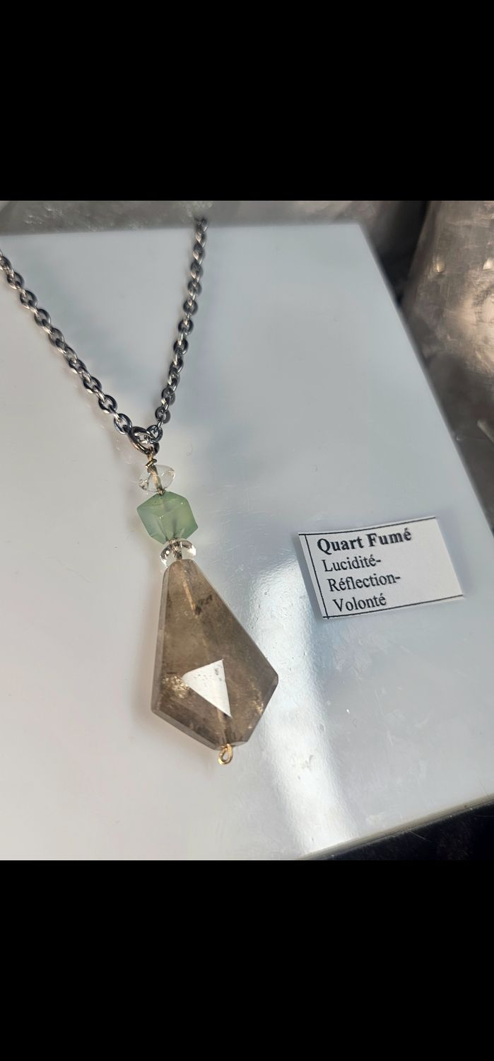 Pierre de quartz fumé poli