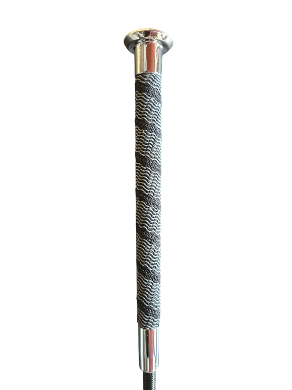 De Horse World Ricky dresuurzweep van 120 cm is ideaal voor paarden en pony’s. Het zwarte antislip handvat biedt een stevige grip, terwijl de zilverkleurige afwerking zorgt voor een stijlvolle uitstraling. Perfect voor nauwkeurige sturing tijdens het rijden