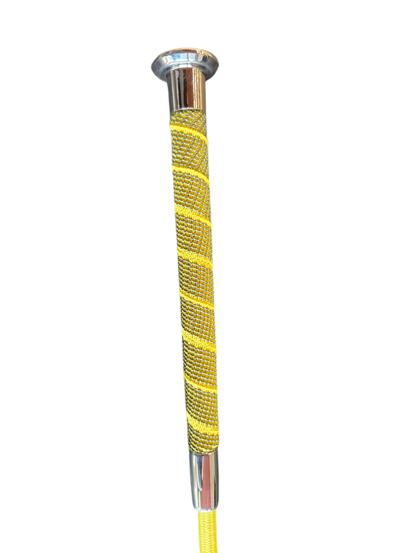 De Horse World Ricky dresuurzweep van 120 cm is ideaal voor paarden en pony’s. Het geel antislip handvat biedt een stevige grip, terwijl de zilverkleurige afwerking zorgt voor een stijlvolle uitstraling. Perfect voor nauwkeurige sturing tijdens het rijden