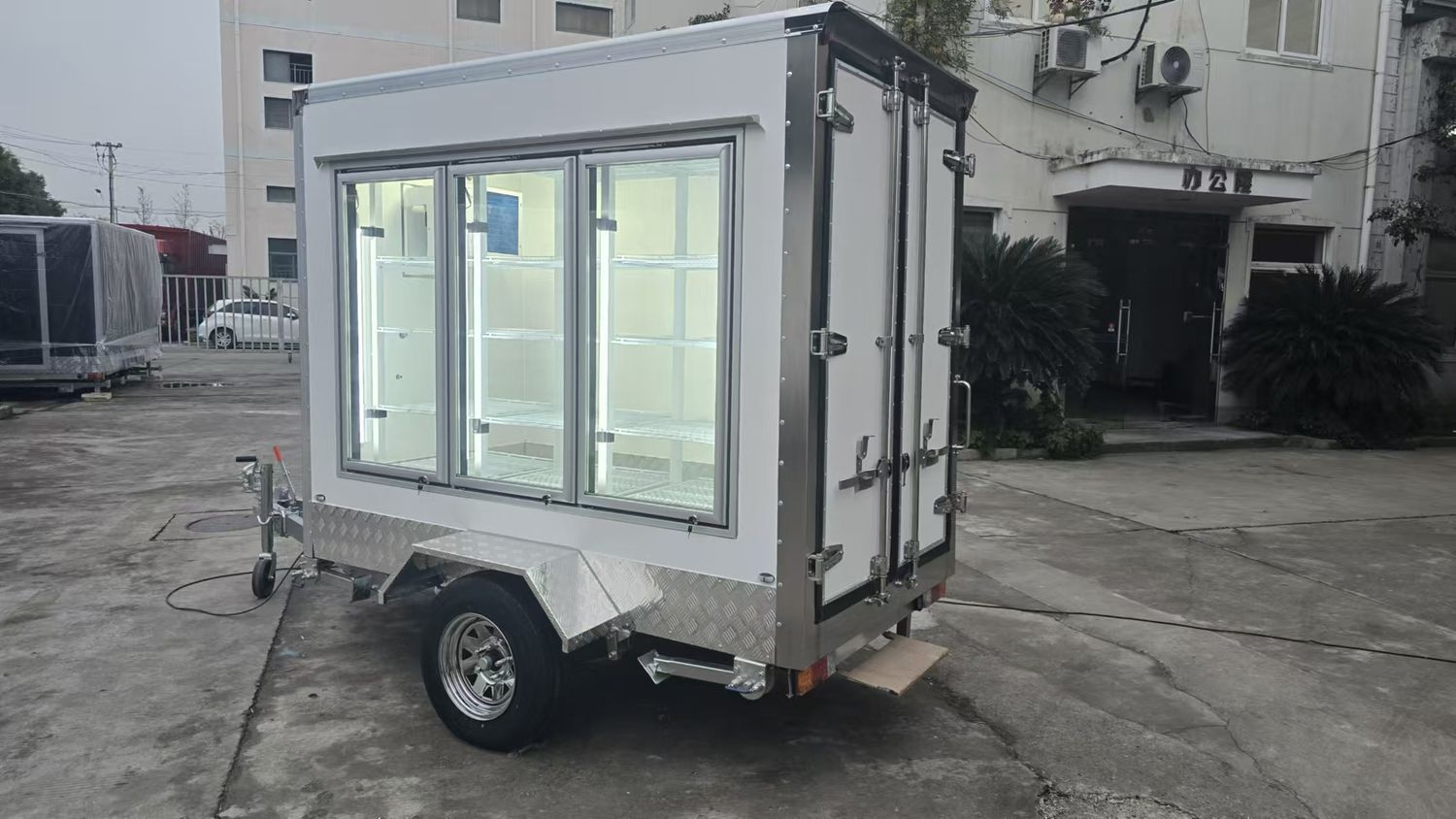 Cold/Freezer Trailer Display