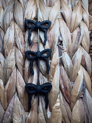 Black Glitter Bow Focal F18