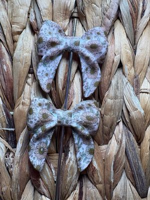 White Flower Printed Bow Focal F29