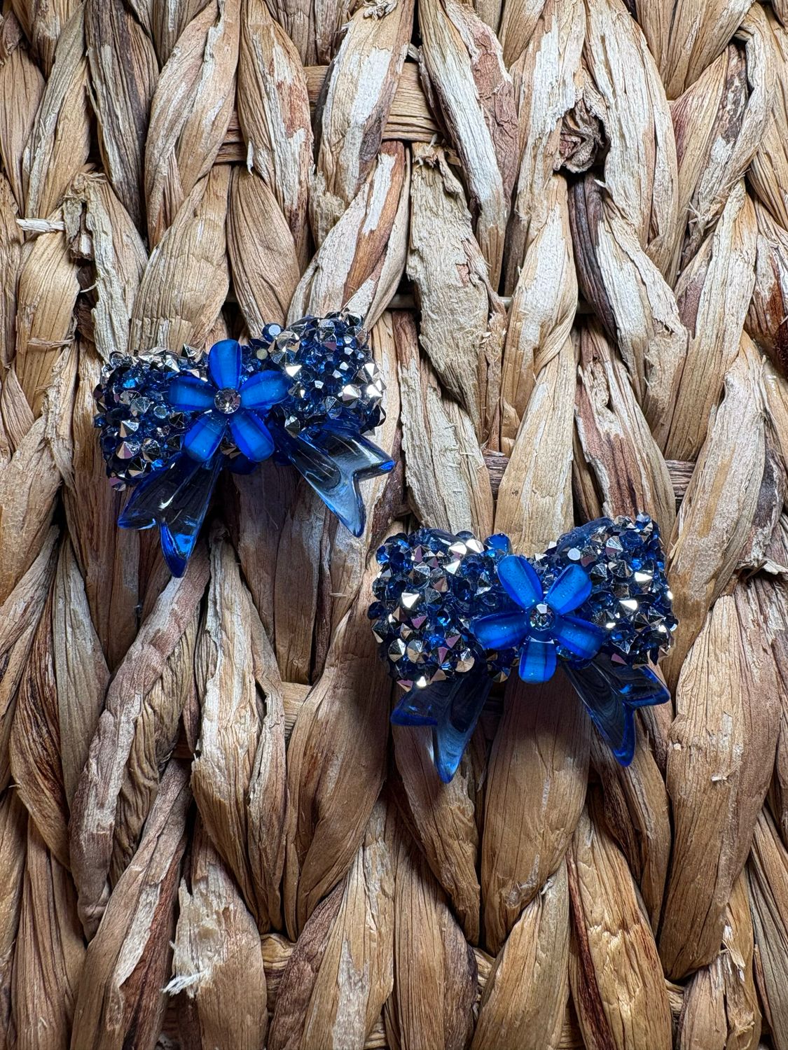 Dark Blue &amp; Silver Sugar Bow Bead