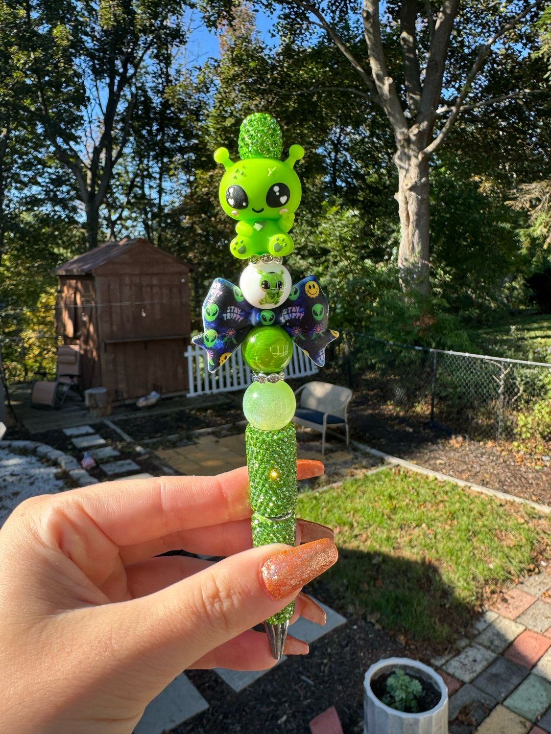 Alien &amp; Stay Trippy Bow Premade Pen