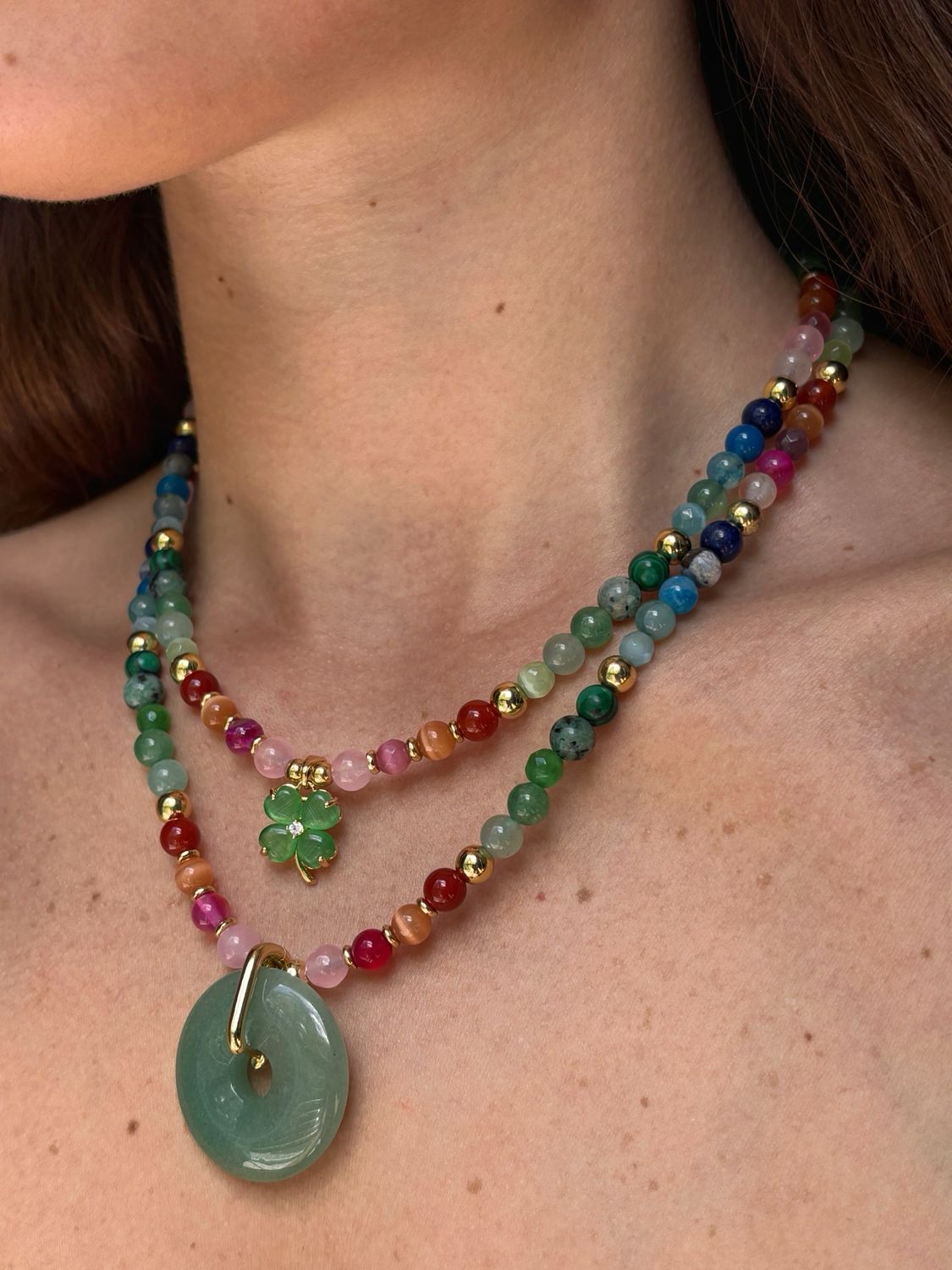 Collier de pierres arc-en-ciel