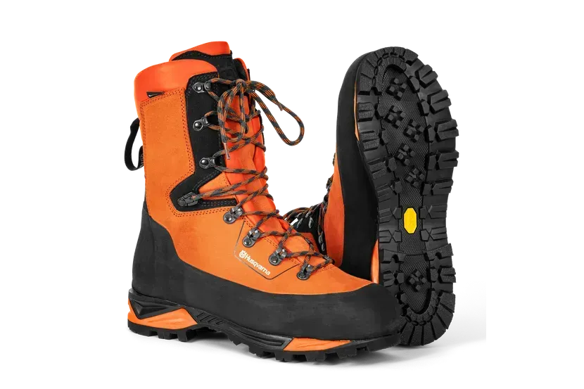 Protective leather boots with saw protection, Technical 24