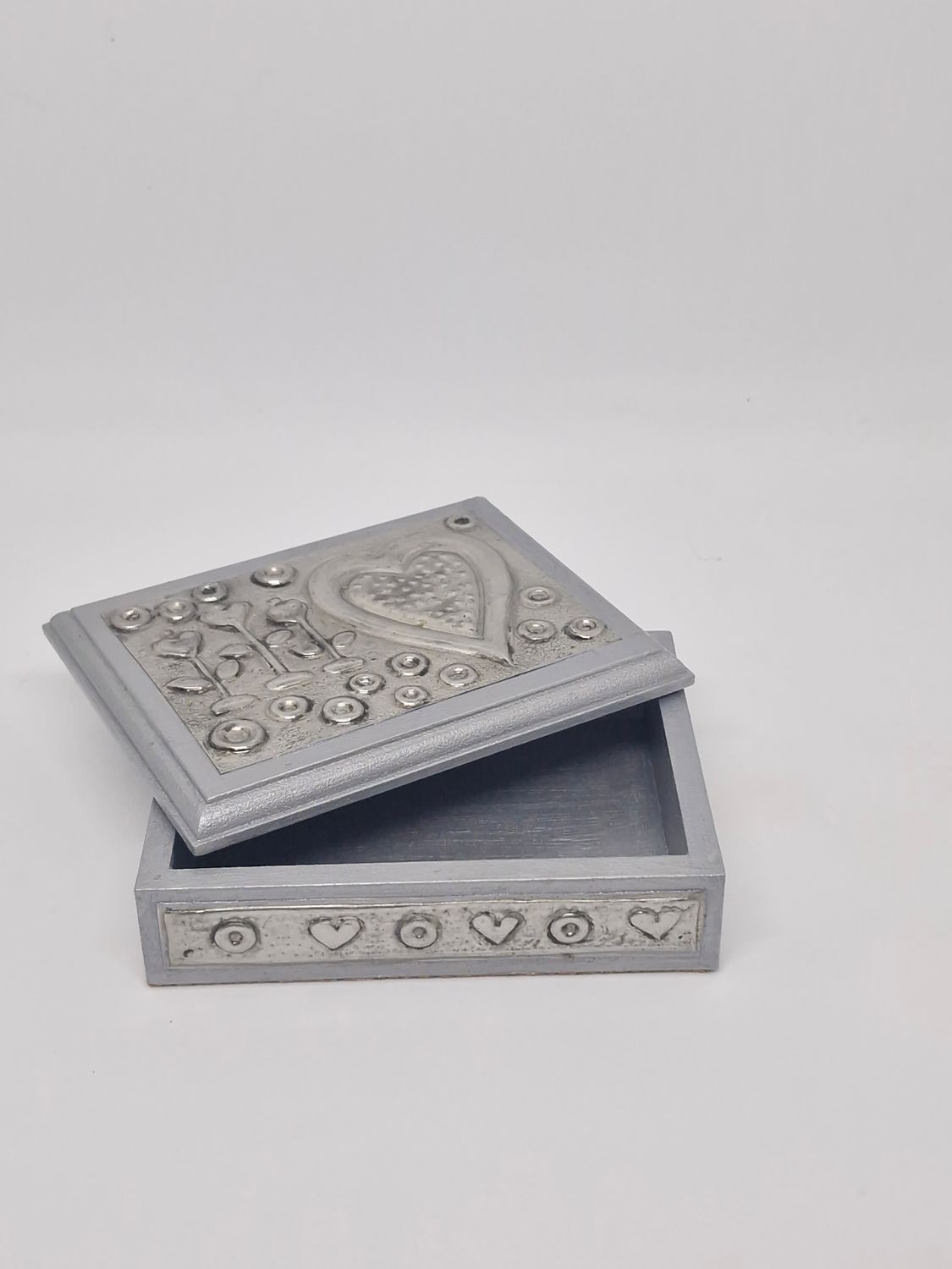 Wooden box with Heart Pewter decoration