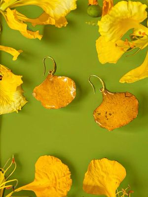 Pendientes de flamboyán rojo y amarillo