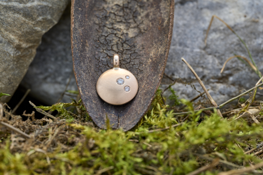 Anhänger Rotgold mit 3 Diamanten