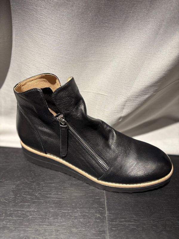 Django &amp; Juliette - OHMY