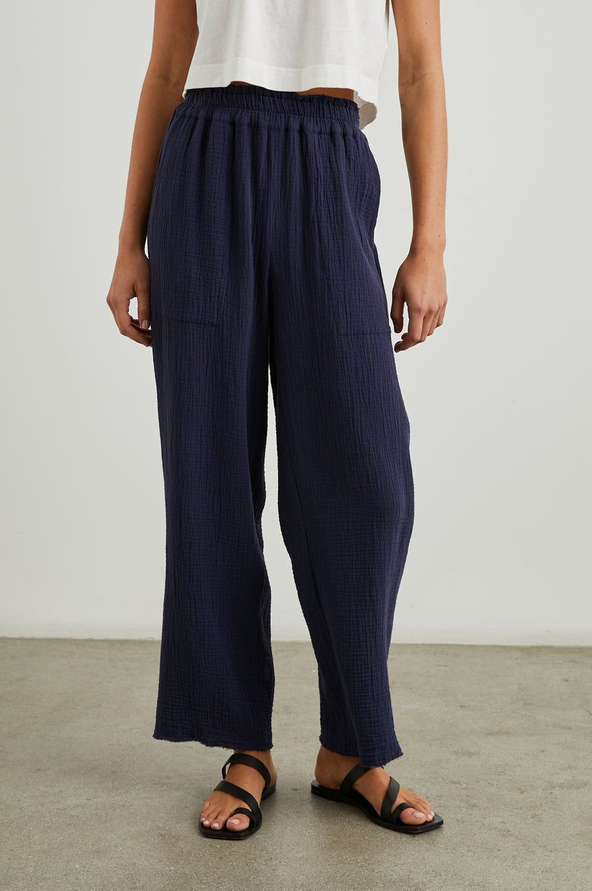 RAILS LEON CROP NAVY