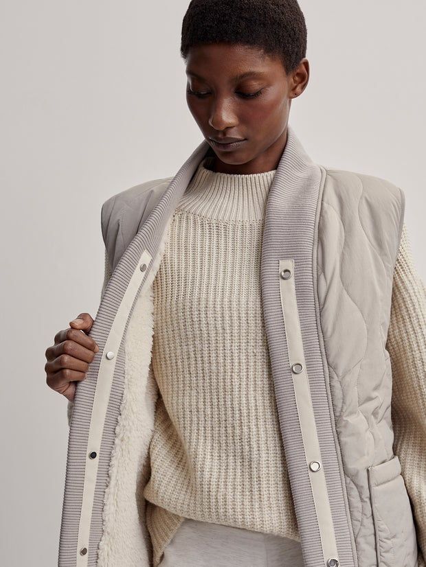 Varley Covey Reversible Quilt Gilet Dove/ Sandshell