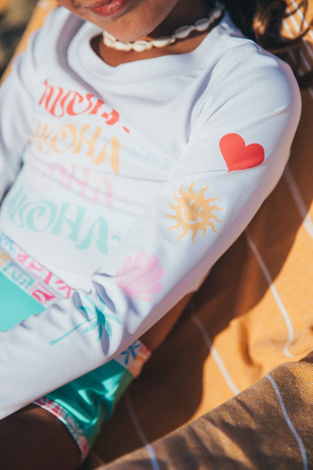 FEATHER 4 ARROW ALOHA CROP RASHGUARD WHITE