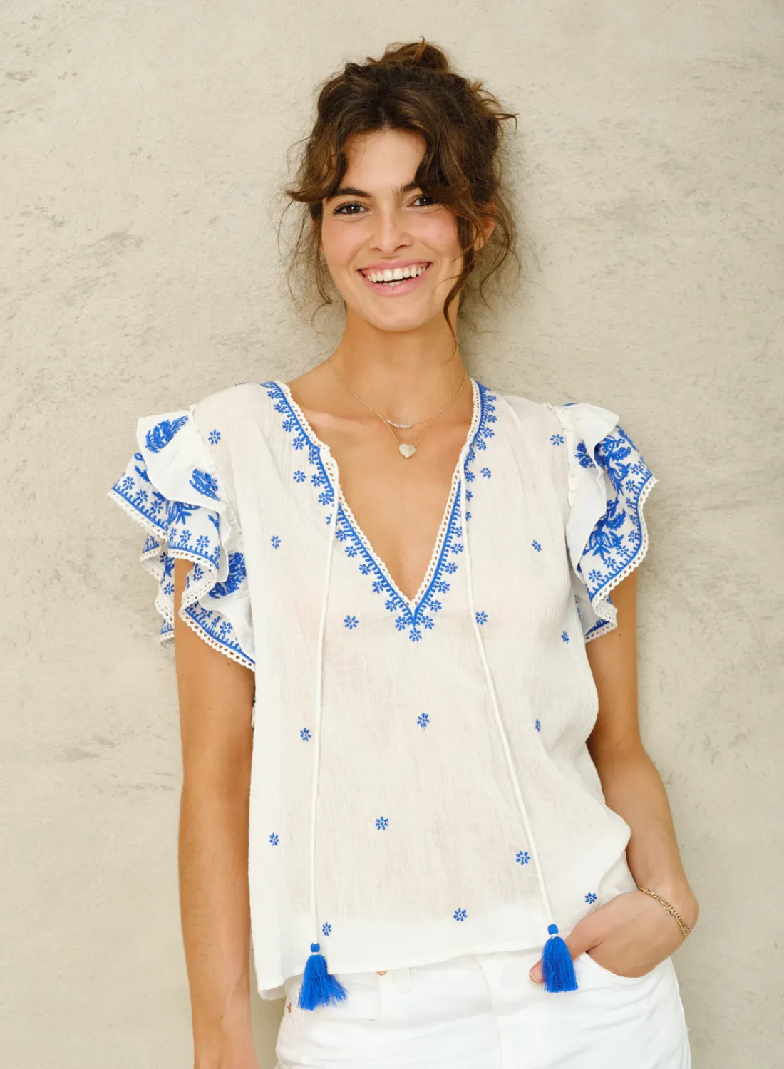 MABE MINA EMB S/S TOP IVORY/BLUE