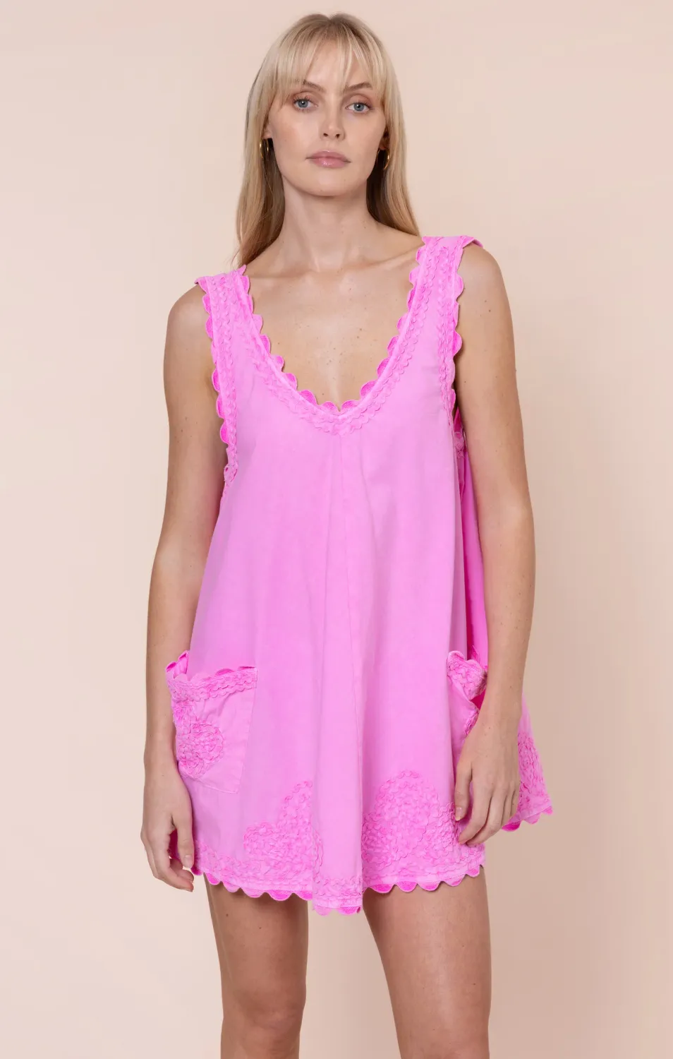 JULIET DUNN POPLIN LOW BACK DRESS  HIBISCUS