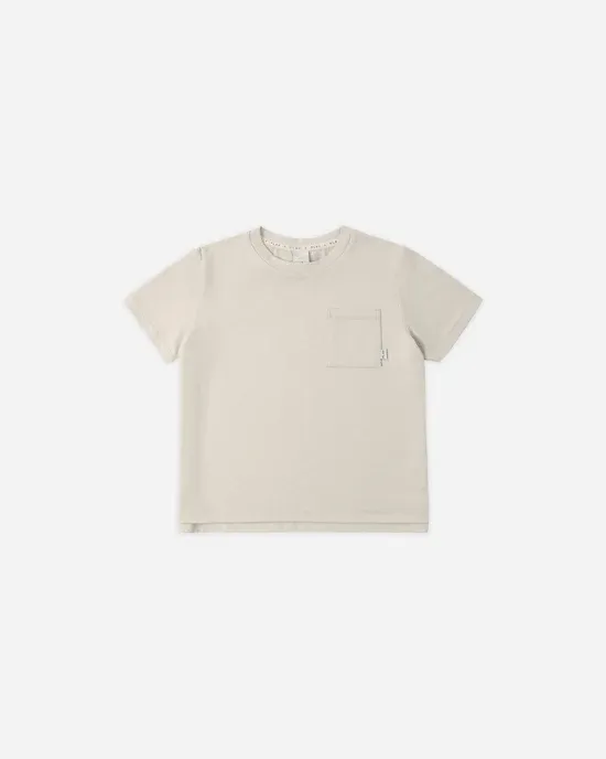 RYLEE &amp; CRU COVE ESSENTIAL POCKET TEE HEATHERED PEBBLE