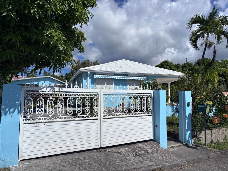 Villa d'Exception F4 – Vue Mer & Piscine – Saint-Pierre