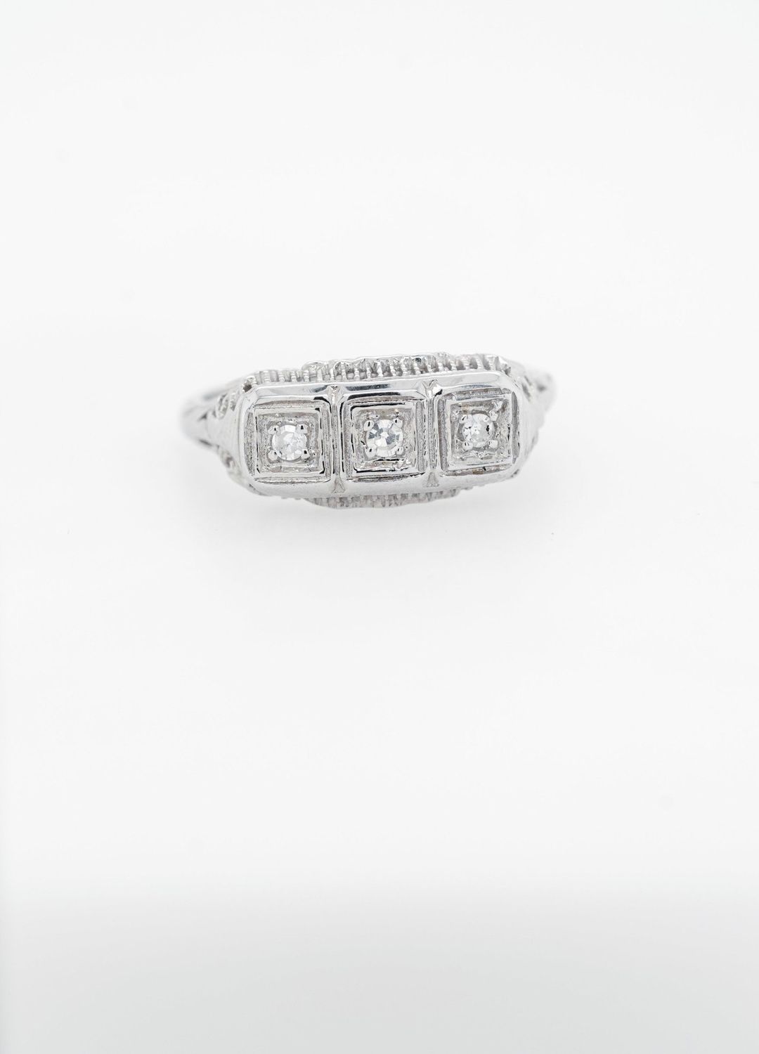VBV-14KW 3.0g .09ctw Diamond Antique Ring (size 7.75)