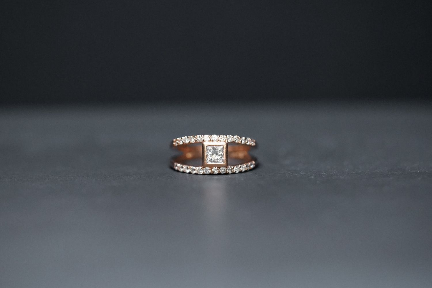 14KR 5.8g 1.00ctw (.50ctr) I/SI1 Princess Diamond Bezel Split Shank Ring (size 7.75)