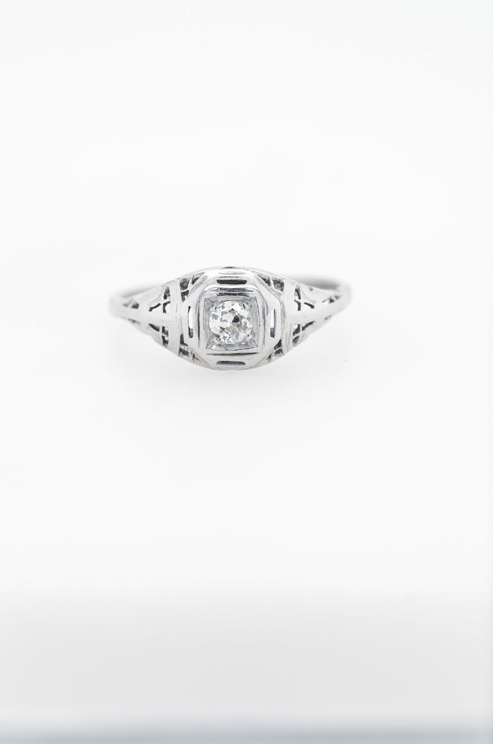 VBV-14KW 2.46g  .18ct J/SI1 Old European Cut Diamond Antique Ring (size 8)
