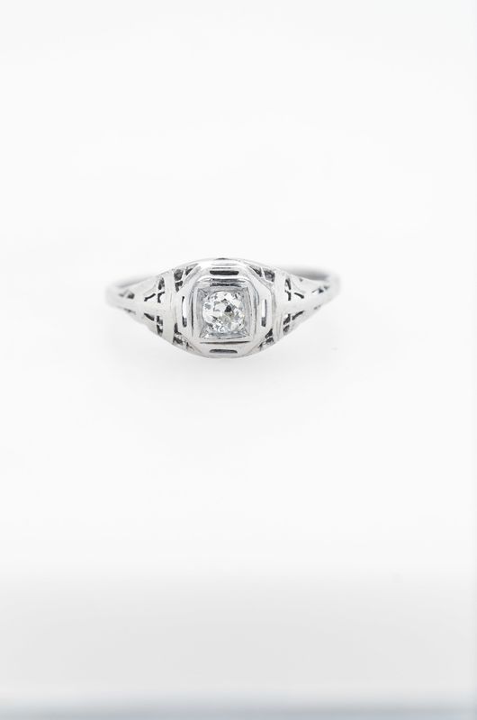 VBV-14KW 2.46g  .18ct J/SI1 Old European Cut Diamond Antique Ring (size 8)