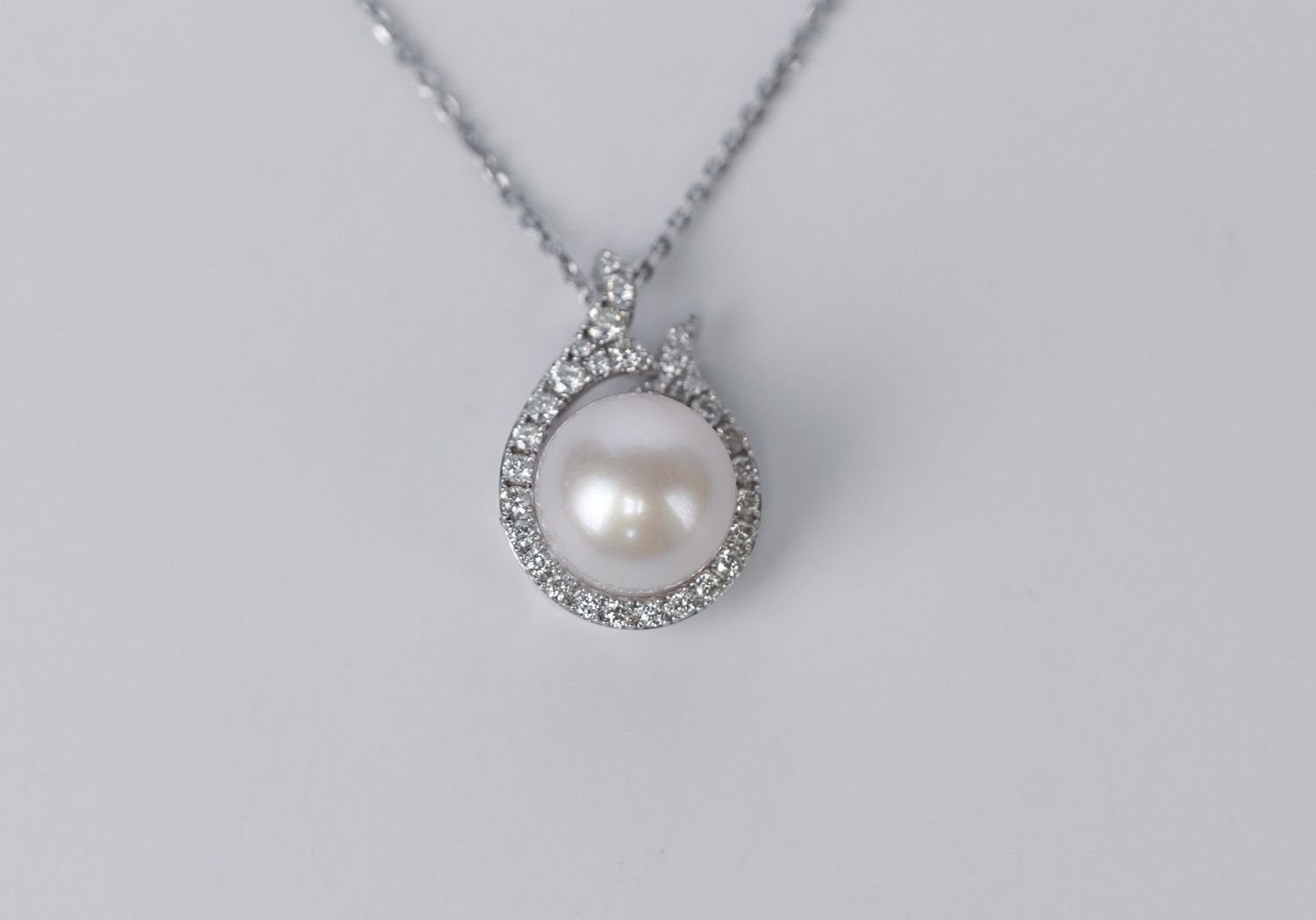 16-18&quot; 14KW 4.1g .40ctw Diamond  &amp; Pearl Halo Pendant