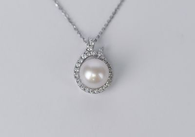 16-18&quot; 14KW 4.1g .40ctw Diamond  &amp; Pearl Halo Pendant
