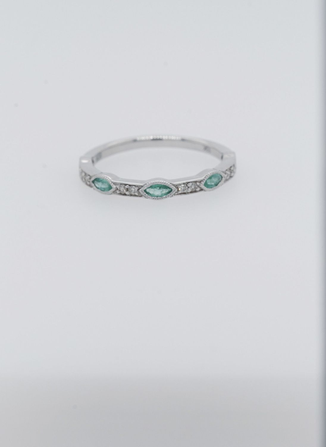 ATE-10KW 1.7g .07ctw Diamond .50ctw Emerald Stackable Band (size 7)