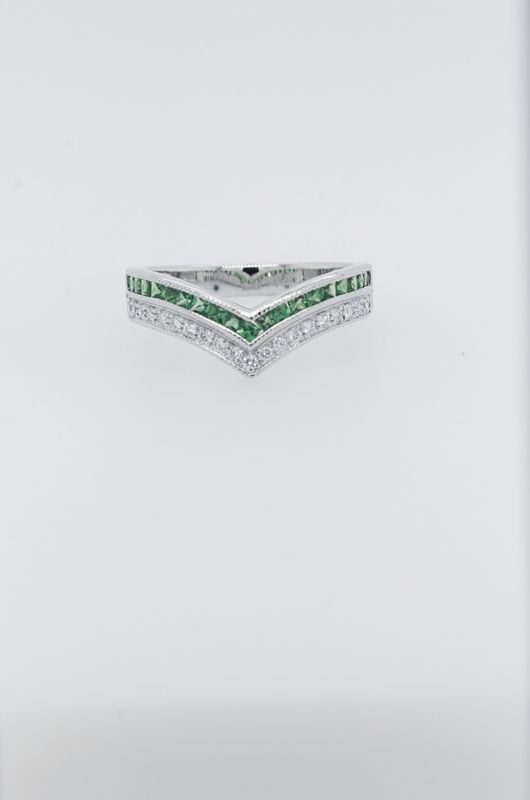 EETX-14KW 3.62g .21ctw Diamond .42ctw Tsavorite Garnet Contour Stackable Band (size 6.75)